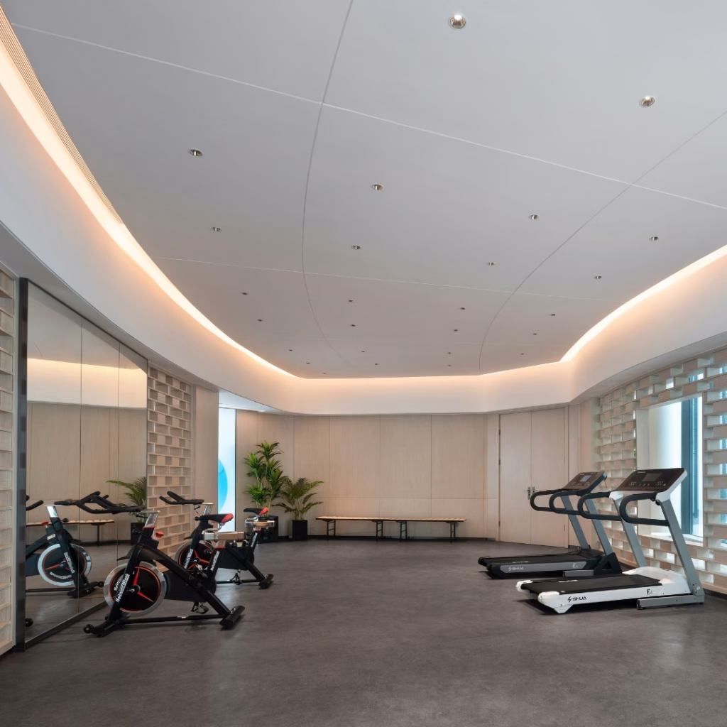 Fitnessraum mit Laufbändern – Energiekosten in Fitnessstudios senken durch optimierten Stromeinkauf