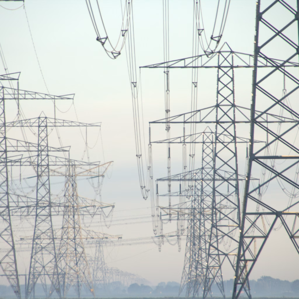 Hochspannungsleitungen im Stromnetz – professionelle Energiebeschaffung über biddingground