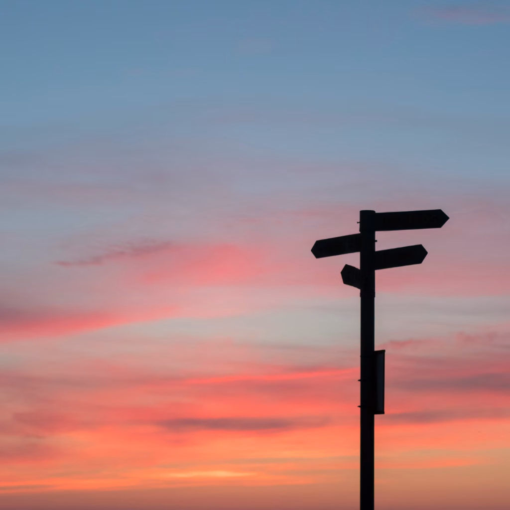 Wegweiser bei Sonnenuntergang – Beschaffungsmodell für Strom und Gas festlegen