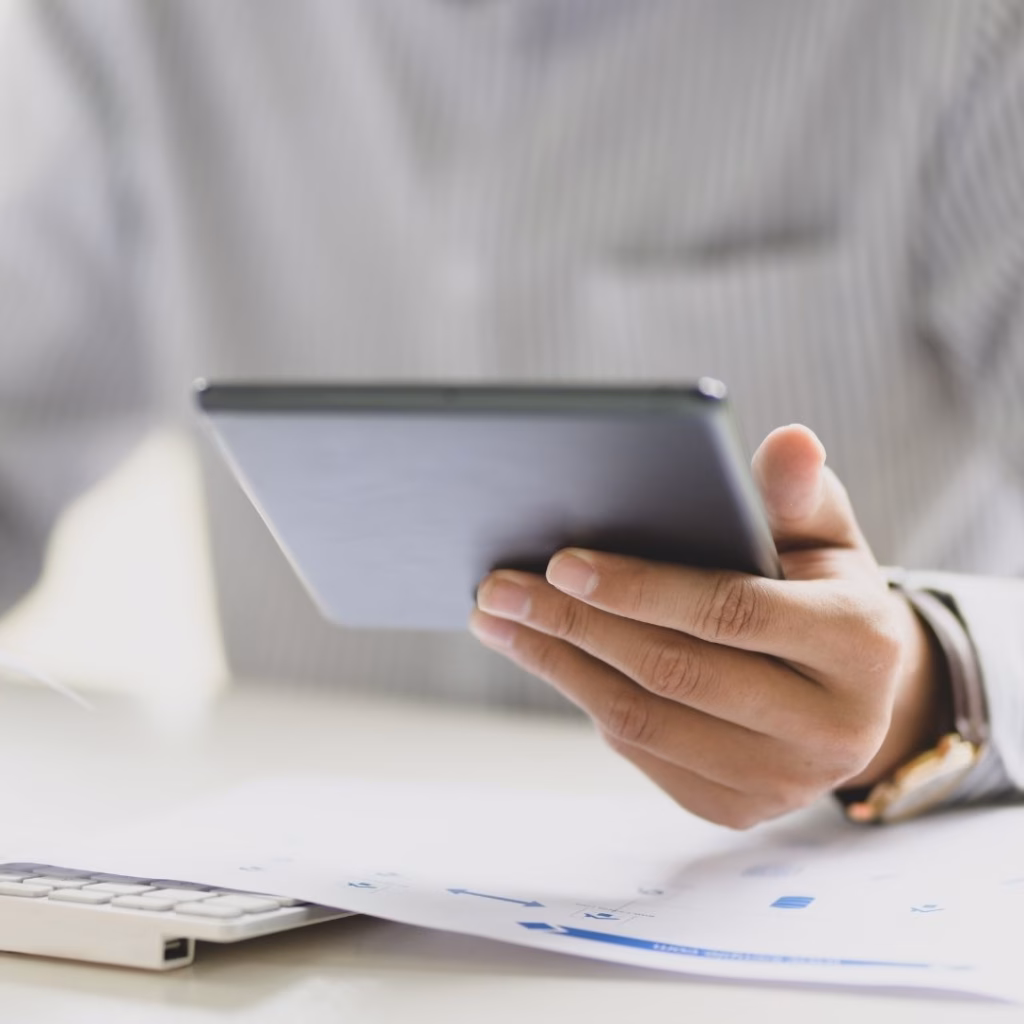 Person nutzt ein Tablet zum Vergleich von Energieangeboten.